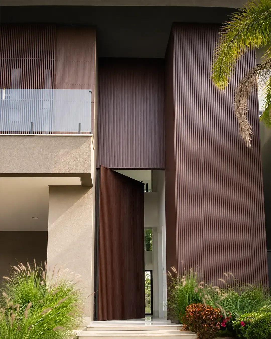 Fachada residencial com ripado em aço corten