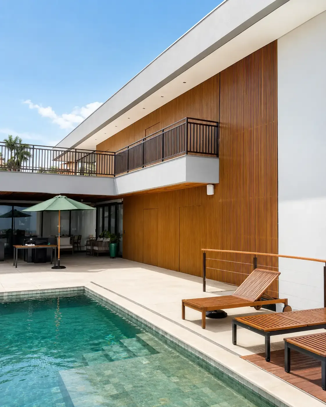 Residência com piscina, esquadrias de alumínio e acabamento amadeirado