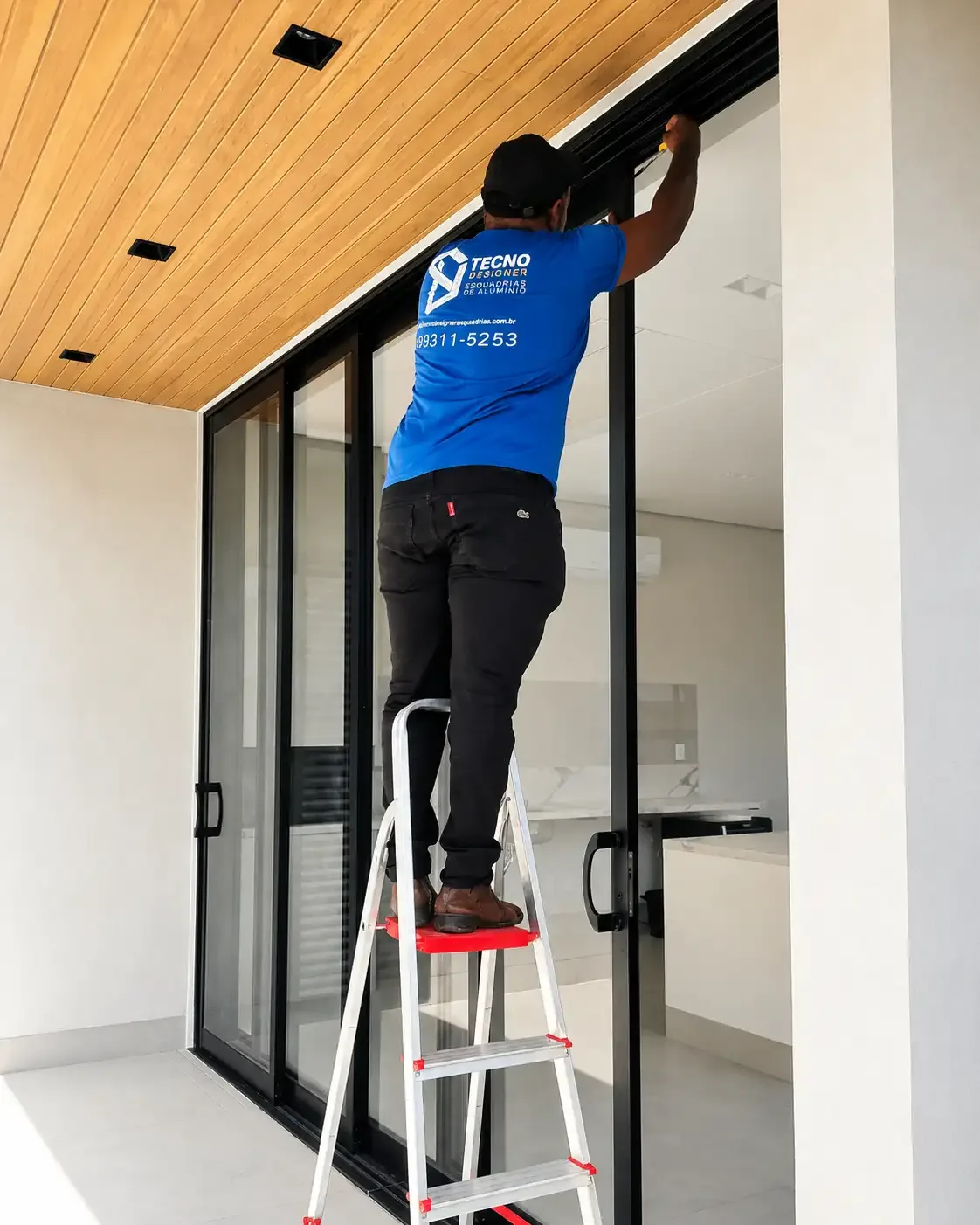 Equipe da Tecno Designer instalando porta de alumínio em obra